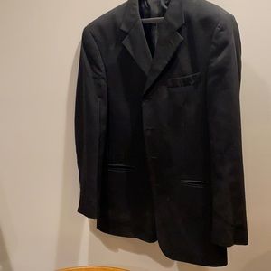 Look sharp with a Black Jones New York 38L well maintained